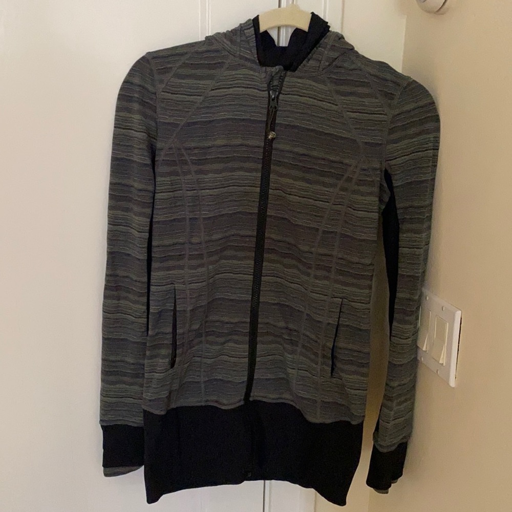 Lululemon in flux jacket with hood and zip pockets